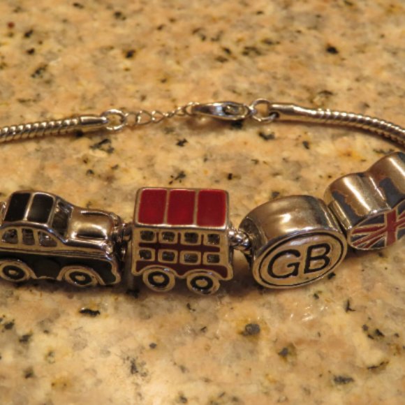 English CHARMS Bracelet Taxi Bus Union Jack Small/Medium (76J) - Picture 3 of 5